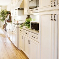 Traditional Antique White Kitchen