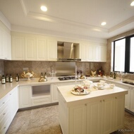 Traditional Antique White Kitchen