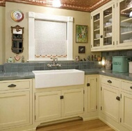 Traditional Antique White Kitchen