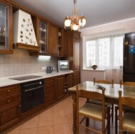 Traditional Medium Wood (Brown) Kitchen