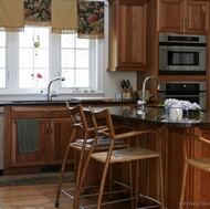 Traditional Medium Wood (Golden) Kitchen