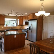 Traditional Medium Wood (Golden) Kitchen