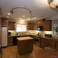 Traditional Medium Wood (Golden) Kitchen