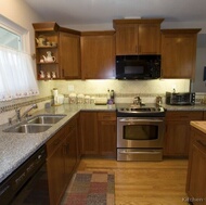 Traditional Medium Wood (Golden) Kitchen