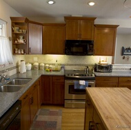 Traditional Medium Wood (Golden) Kitchen