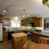 Traditional Medium Wood (Golden) Kitchen