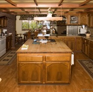 Traditional Medium Wood (Golden) Kitchen