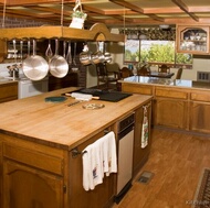 Traditional Medium Wood (Golden) Kitchen