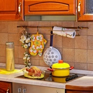 Traditional Medium Wood (Golden) Kitchen