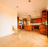 Traditional Medium Wood (Golden) Kitchen