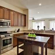 Traditional Medium Wood (Golden) Kitchen