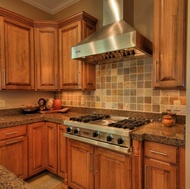 Traditional Medium Wood (Golden) Kitchen