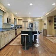 Traditional Antique White Kitchen