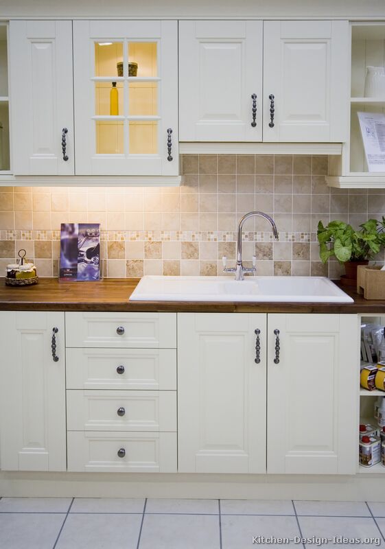 hochwertige Baustoffe: Kitchen design cabinets over sink